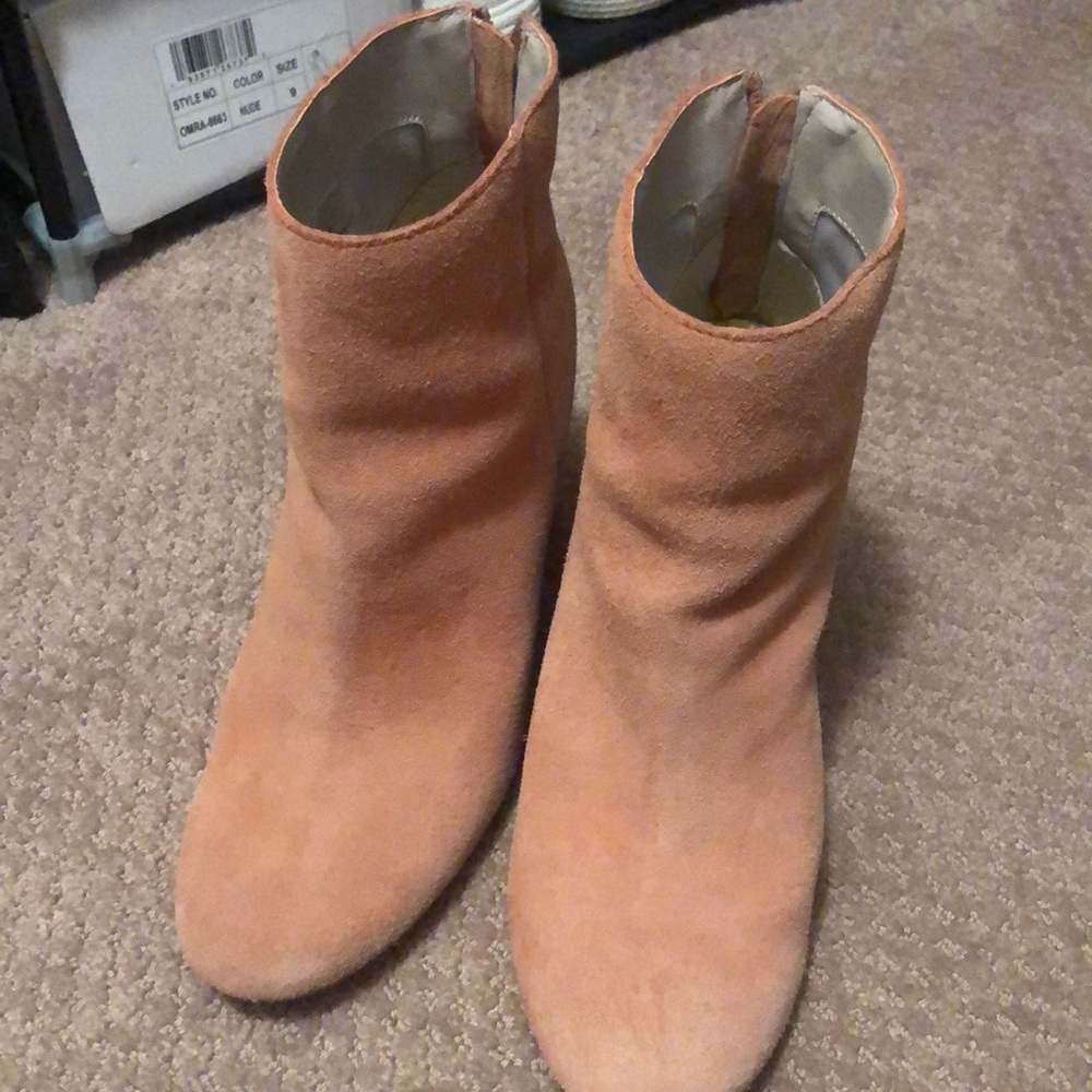 Womens Kenneth Cole size 9 booties